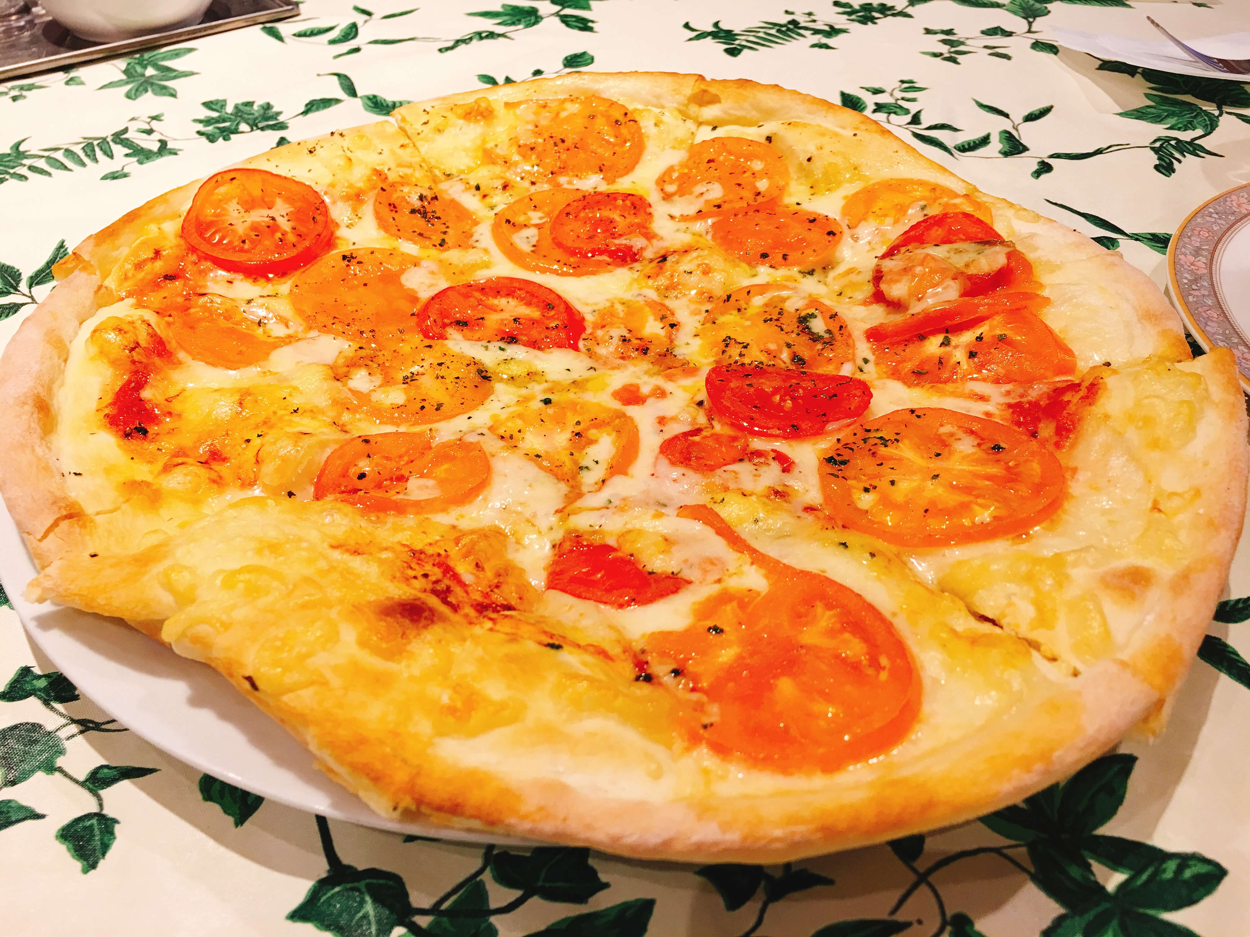 トマトのピザ1800円