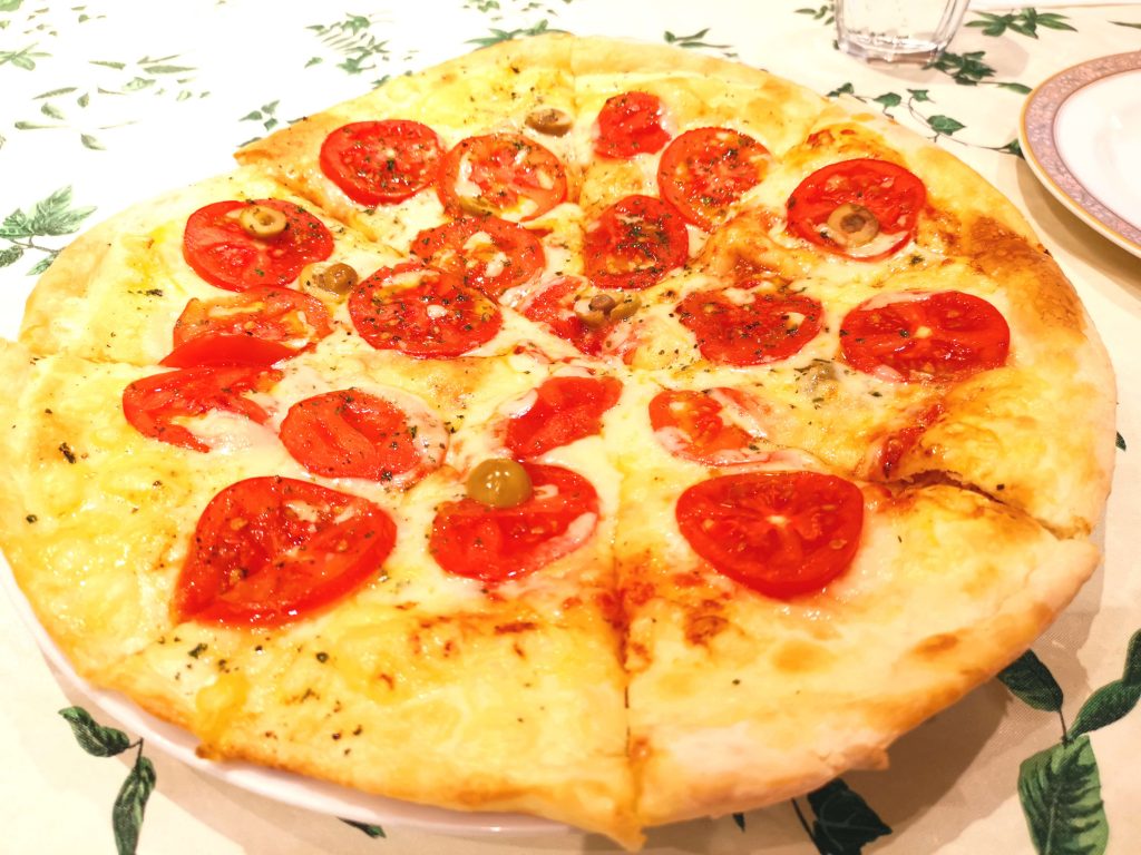 トマトのピザ１８００円
